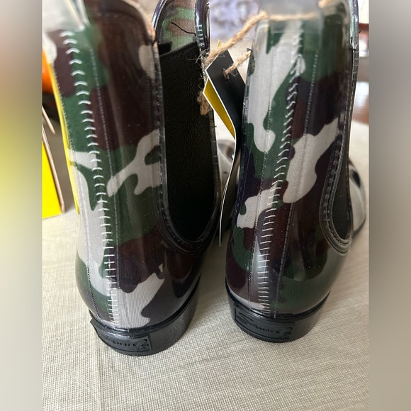 NWT Seven7 Camo Rainboots - Picture 2 of 4